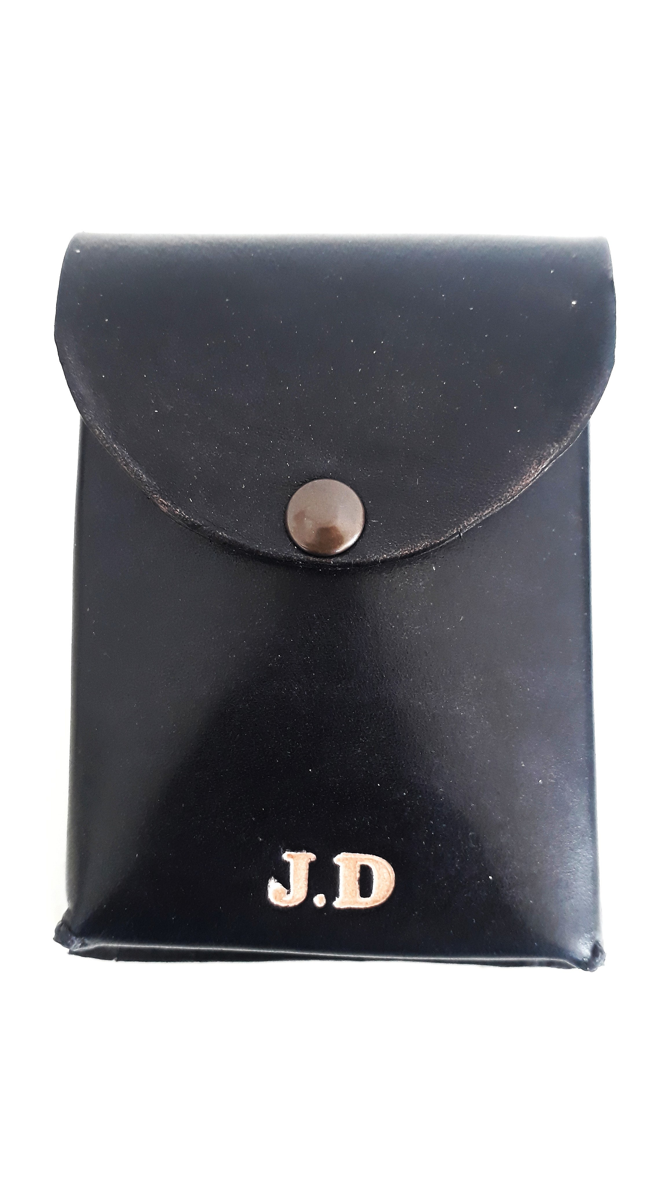 Étui à cigarettes en cuir noir personnalisé avec initiales.
