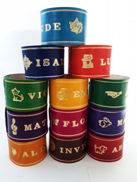 Anillo de servilleta con nombre grabado en oro