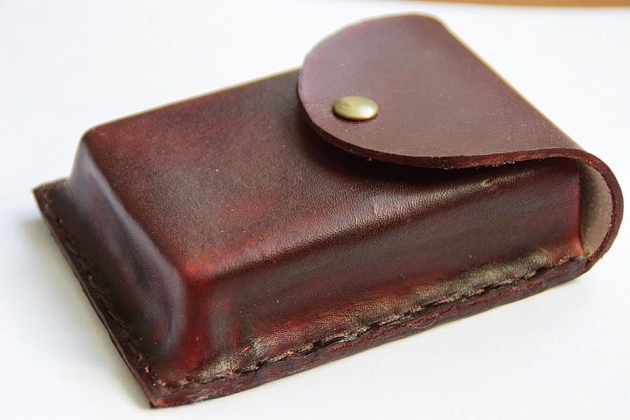 Étui à cigarettes personnalisé en cuir marron fait main.